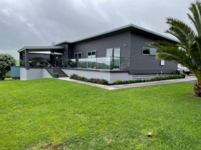 Coastal Paradise, Raglan